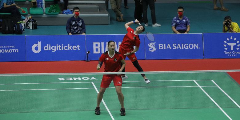 Ganda putri Indonesia, Febby Valencia Dwijayanti Gani/Ribka Sugiarto, saat bertanding melawan pemain Vietnam, Do Thi Hoai/Pham Nhu Thao, pada semifinal cabor bulu tangkis beregu putri SEA Games 2021 di Bac Giang Gymnasium, Selasa (17/5/2022) pagi WIB.