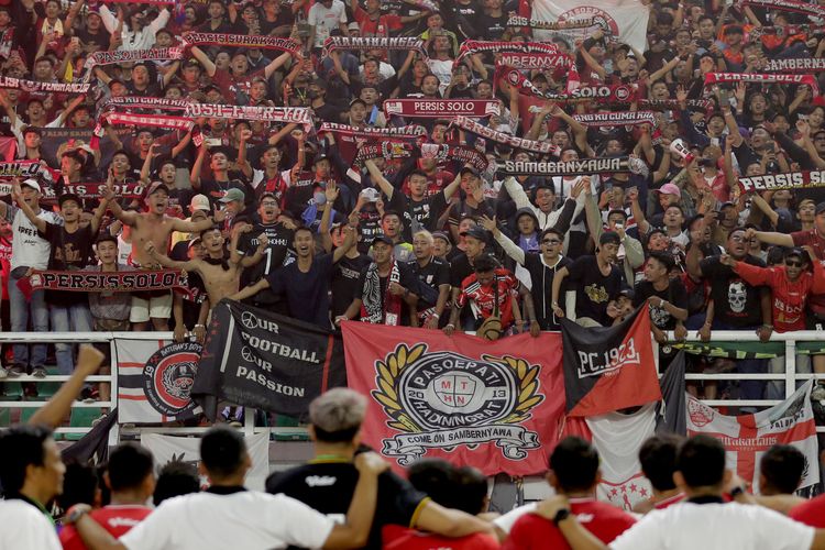 Pemain Persis Solo bernyanyi bersama suporternya Pasopati, seusai ujicoba melawan Persebaya Surabaya dalam rangka merayakan ulang tahun Surabaya ke 729 di Stadion Gelora Bung Tomo Surabaya, Minggu (22/5/2022) sore