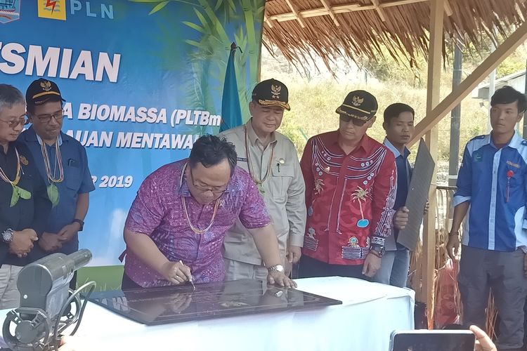 Menteri PPN/Kepala Bappenas Bambang Brodjonegoro meresmikan PLTBM di Mentawai, Selasa (17/9/2019)