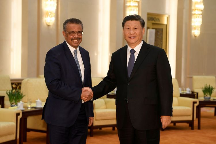 Presiden China Xi Jinping (kanan) berjabat tangan dengan Direktur Jenderal Organisasi Kesehatan Dunia Tedros Adhanom Ghebreyesus di Beijing, pada 28 Januari 2020.