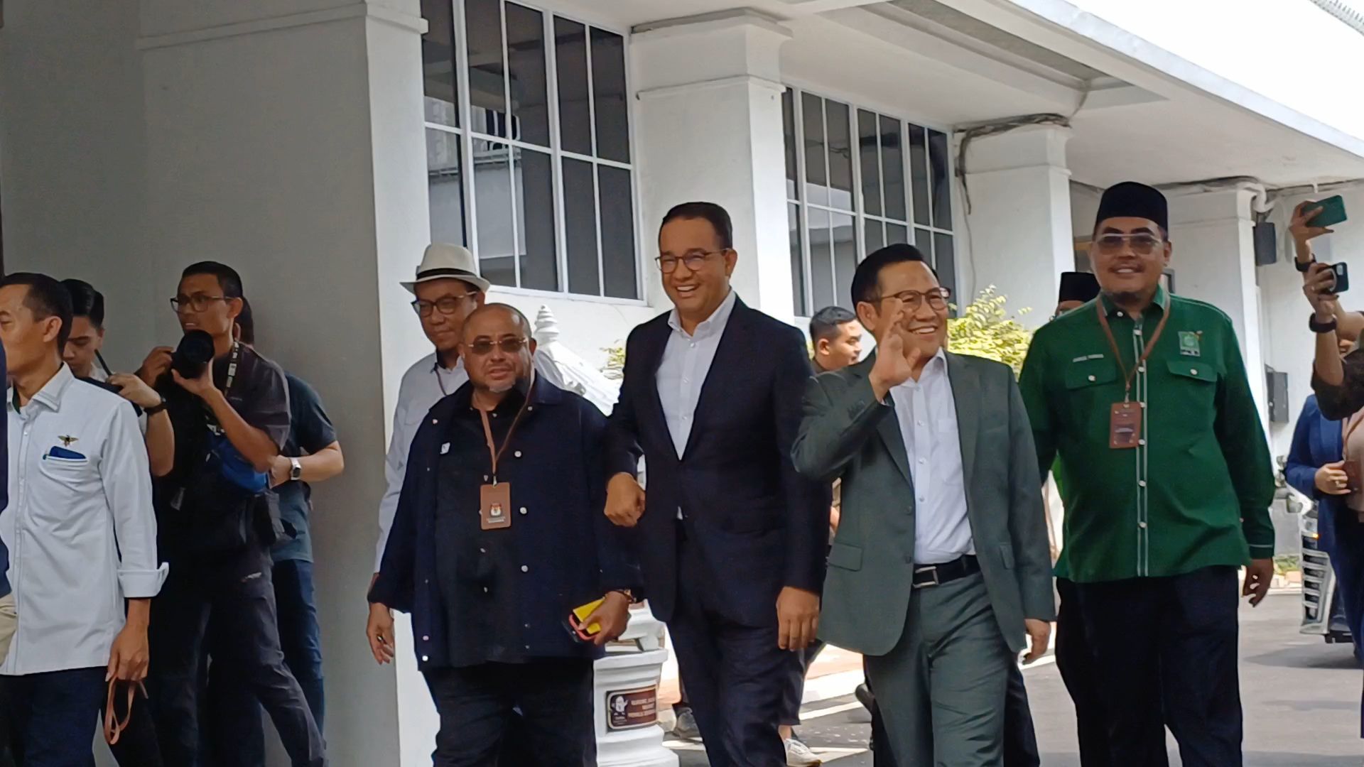Tertawa Lepas, Anies-Cak Imin Hadiri Penetapan Prabowo-Gibran Jadi Presiden dan Wapres Terpilih