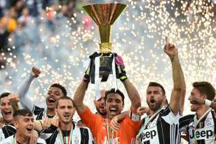 Para pemain Juventus merayakn gelar Scudetto yang ke-32 usai laga kontra Sampdoria di Stadion Juventus, Sabtu (14/5/2016).