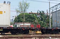 Masih Ada Sampah di Gerbong Kereta Barang yang Melintas di Stasiun Kemayoran