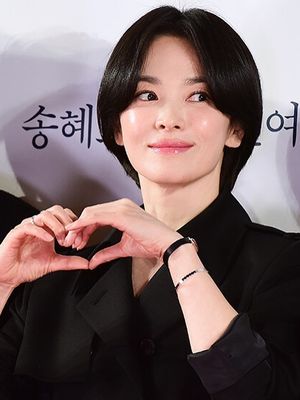 Song Hye Kyo mengenakan gelang dan jam tangan hitam.