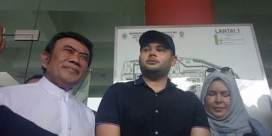 Ridho Rhoma didampingi kedua orangtuanya, Rhoma Irama dan Marwah Ali saat keluar dari Rumah Sakit Ketergantungan Obat (RSKO) Cibubur, Jakarta Timur, Kamis (25/1/2018).