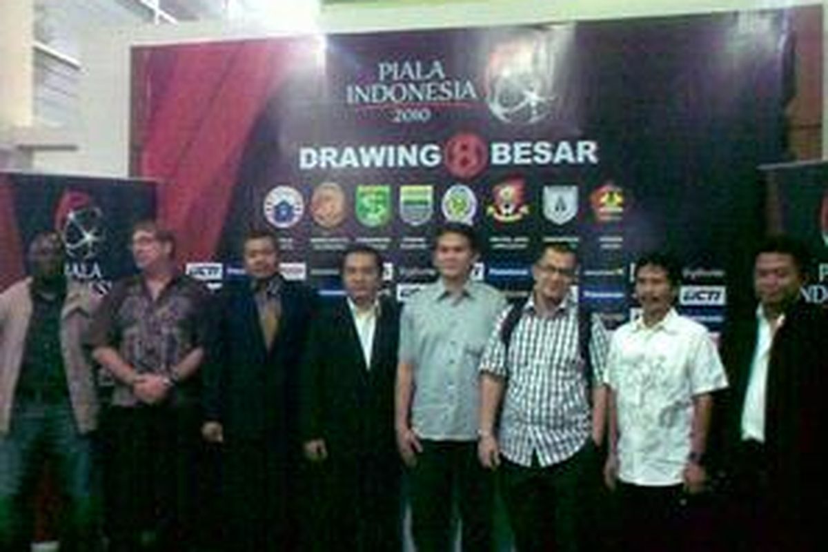 Delapan perwakilan klub yang akan berlaga di Turnamen Piala Indonesia 2010 dalam jumpa pers di Kantor BLI, Jakarta, Selasa (29/6/2010)