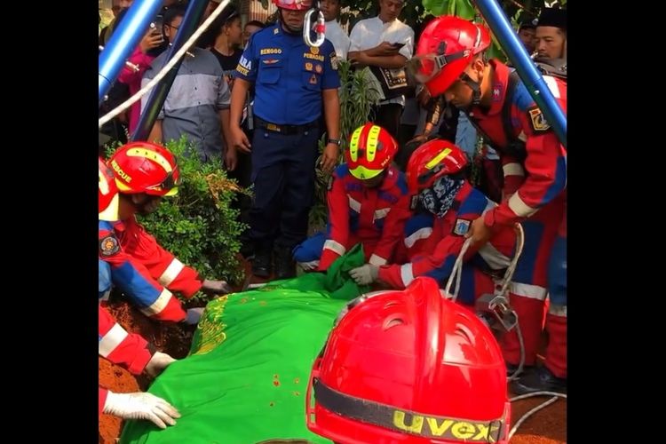 Damkar Jaktim Bantu Pemakaman Warga Berbobot 250 Kg, Gunakan Tali dan Katrol