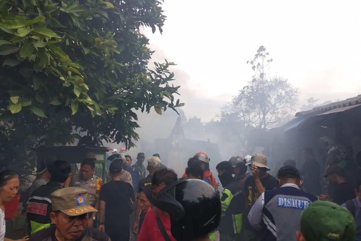 Asap tebal menyelimuti perumahan warga di Jalan Kemuning, Pancoran Mas, Depok, Jawa Barat imbas kebakaran lapak barang bekas pada Senin (9/3/2020) siang.