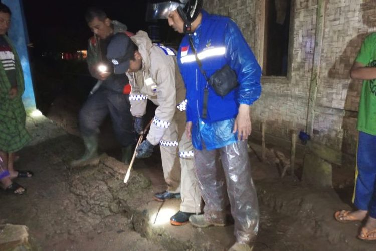 Petugas mengecek kondisi daerah yang terdampak bencana alam pergerakan tanah di Kampung Jaringao, Desa Telaga Sari, Kecamatan Banjarwangi, Kabupaten Garut, Jawa Barat, Sabtu (27/1/2024) malam.  