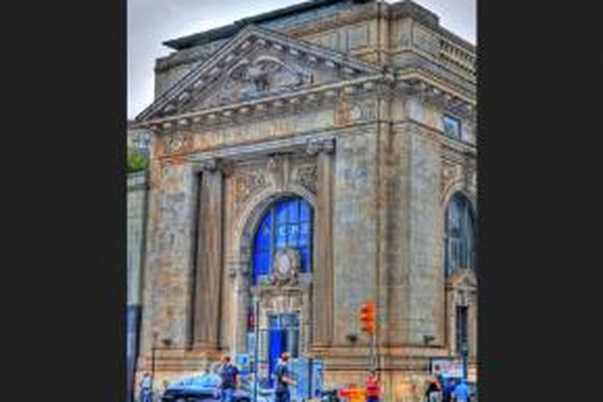 Bangunan bekas Bank Building New York County ini dibangun pada 1907. Kemudian, pada 1999, Richard Fiore dan Laure Bohn, beserta arsitek Joh Reimnitz mengubahnya menjadi 11 kondominium dan ruang ritel seluas 12.000 kaki persegi. 