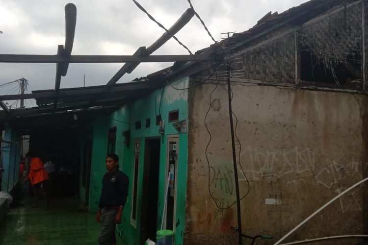 Atap rumah warga di kawasan Sawangan, Depok, mengalami kerusakan akibat diterjang angin kencang dan hujas es pada Minggu (9/10/2022).