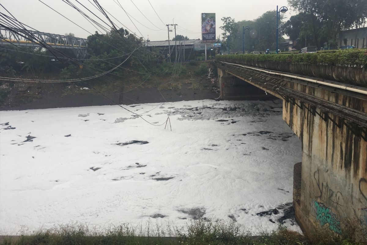 Turun hujan sejak pagi hari, Kali Bekasi bewarna hitam pekat, berbusa, dan bau menyengat, Rabu (27/9/2017).