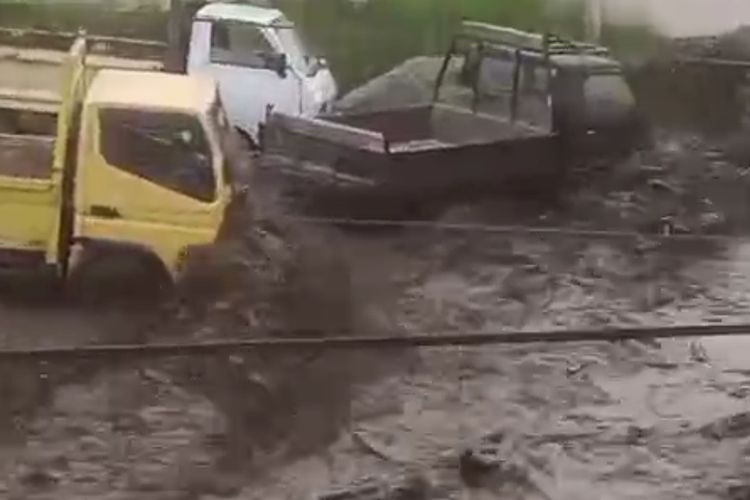 Banjir lahar Gunung Marapi dilaporkan terjadi di Agam, Jumat (5/4/2024)