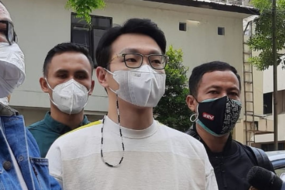 Dokter kecantikan dan YouTuber Richard Lee kembali diperiksa di Unit Cyber Crime Polda Metro Jaya terkait kasus dugaan akses ilegal dan penghilangan barang bukti, Rabu (8/9/2021).