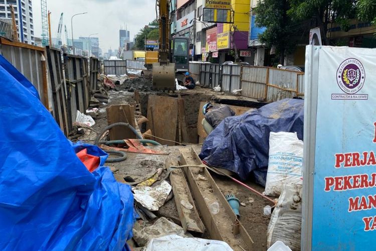 Kondisi jalanan yang ambles di Jalan Gajah Mada, Tamansari, Jakarta Barat, Kamis (4/1/2024). 