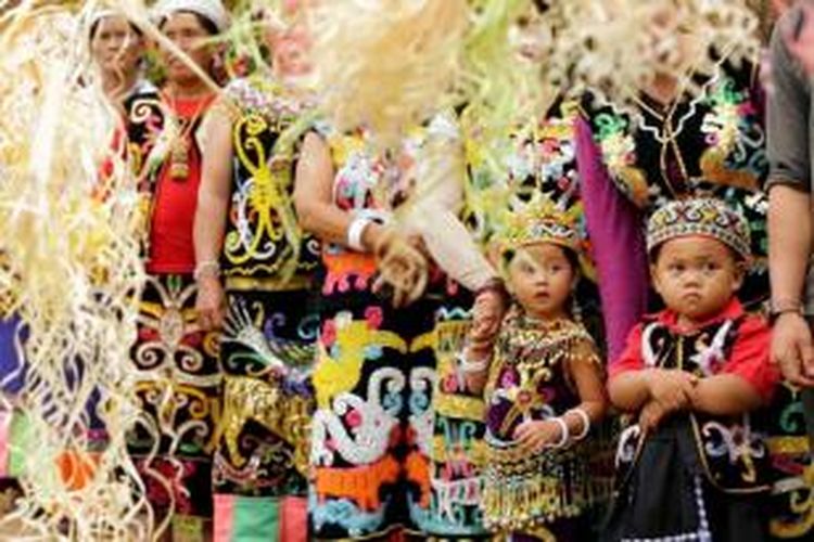 Anak-anak ikut orangtua mereka menyambut kedatangan rombongan Bupati Malinau Yansen TP, yang tiba di Desa Long Sule, Kayan Hilir, untuk merayakan Natal bersama di desa mereka, 1 Desember 2014. Desa ini merupakan salah satu desa yang terletak di perbatasan Indonesia - Malaysia.