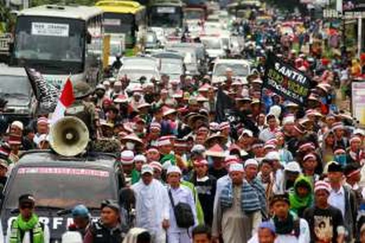 Sekelompok orang yang berjalan kaki dari Ciamis ke Jakarta untuk ikuti demo 2 Desember telah memasuki Kota Bandung sejak Rabu (30/11/2016) sore. Rombongan ini sempat menolak jemputan kendaraan khusus pengangkut dari Polda Jawa Barat yang menghampiri mereka di sekitar Jalan Cileunyi, Bandung.