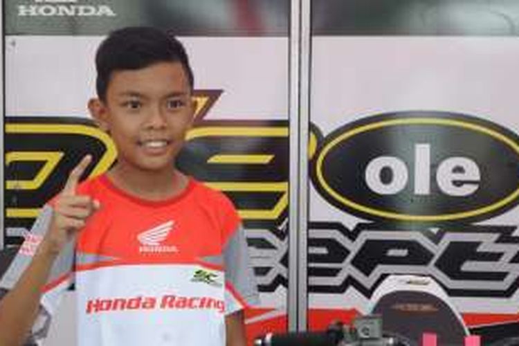 Pebalap muda asal Magetan, Mohammad Adenanta, mengikuti seri perdana Honda Dream Cup (HDC) di Stadion Kanjuruhan, Malang, Minggu (1/5/2016).