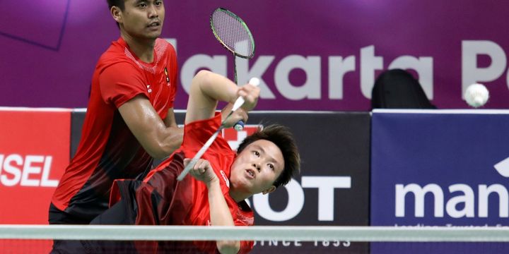 Pebulu tangkis ganda campuran Indonesia Liliyana Natsir (kanan) dan Tontowi Ahmad (kiri) mengembalikan kok ke arah lawannya pebulu tangkis Korea Selatan Seo Seung Jae dan Chae Yo Jung, pada babak penyisihan Asian Games 2018 di Istora Senayan, Jakarta, Jumat (24/8/2018). - INASGOC