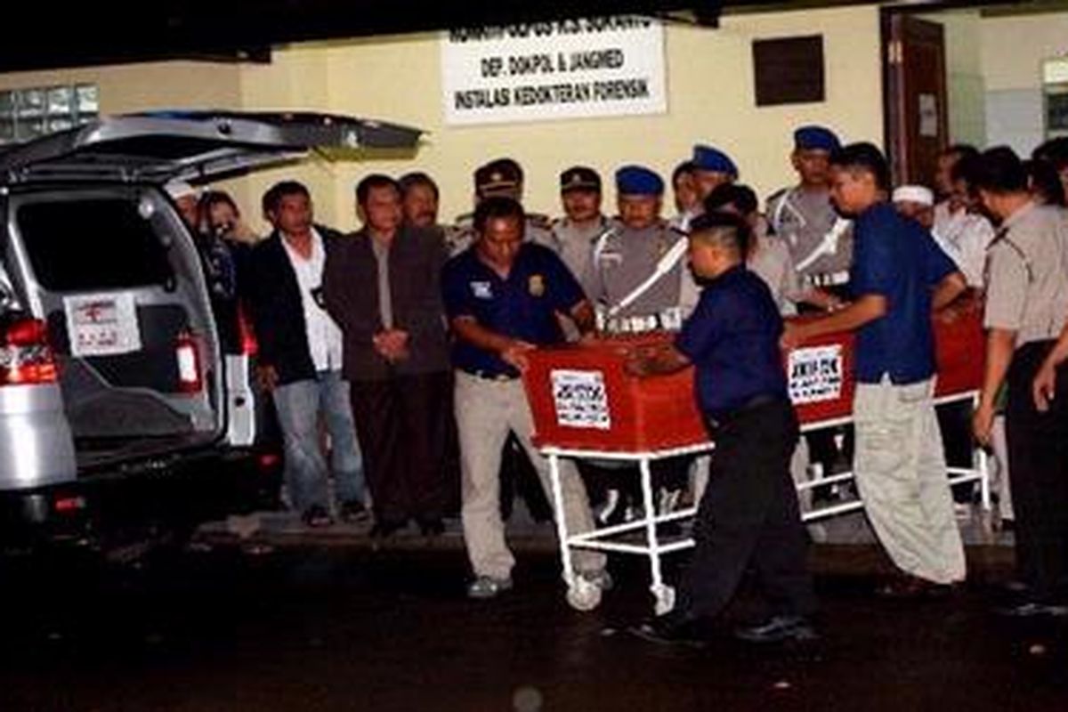 Polisi membawa peti berisi jenazah gembong teroris Dulmatin alias Joko Pitono di RS Polri Sukanto, Jakarta, Kamis (11/3/2010). Jenazah Dulmatin dibawa pulang ke kampung halamannya di Desa Loning, Kelurahan Petarukan, Kecamatan Petarukan, Kabupaten Pemalang, Jawa Tengah. KOMPAS IMAGES/KRISTIANTO PURNOMO