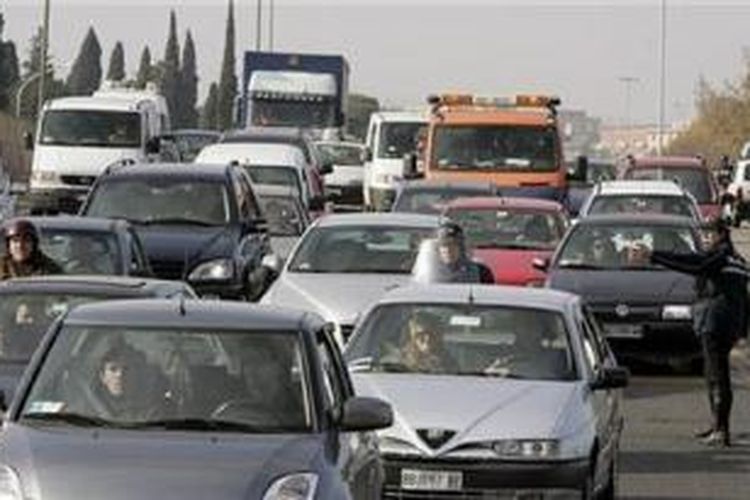 Seorang polisi lalulintas mengatur sejumlah kendaraan dalam sebuah aksi mogok angkutan umum di Roma pada 1 Desember 2006. 