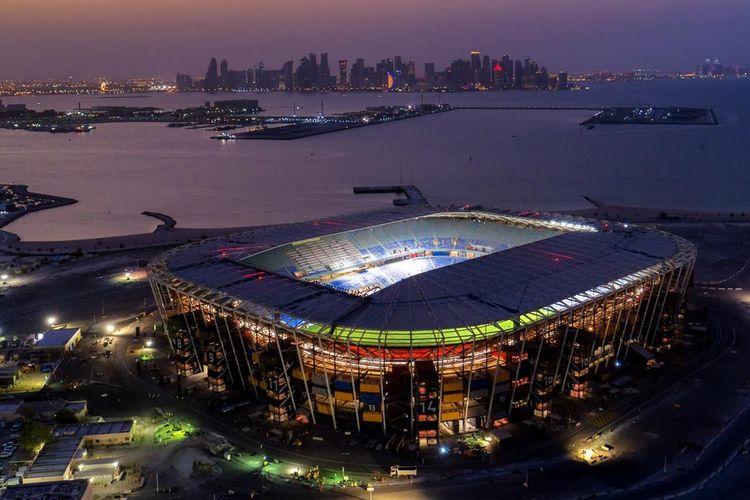 Salah satu stadion yang akan menjadi lokasi pertandingan Piala Dunia 2022 di Qatar. Qatar disebut melarang penjualan bir di seluruh stadion Piala Dunia. Artikeel ini berisi soal cara nonton link live streaming Piala Dunia 2022. 