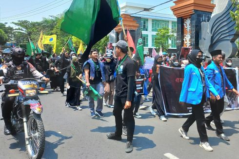 Mahasiswa Demo di Gedung DPRD Lamongan, Tolak Presiden 3 Periode hingga Kenaikan Harga BBM