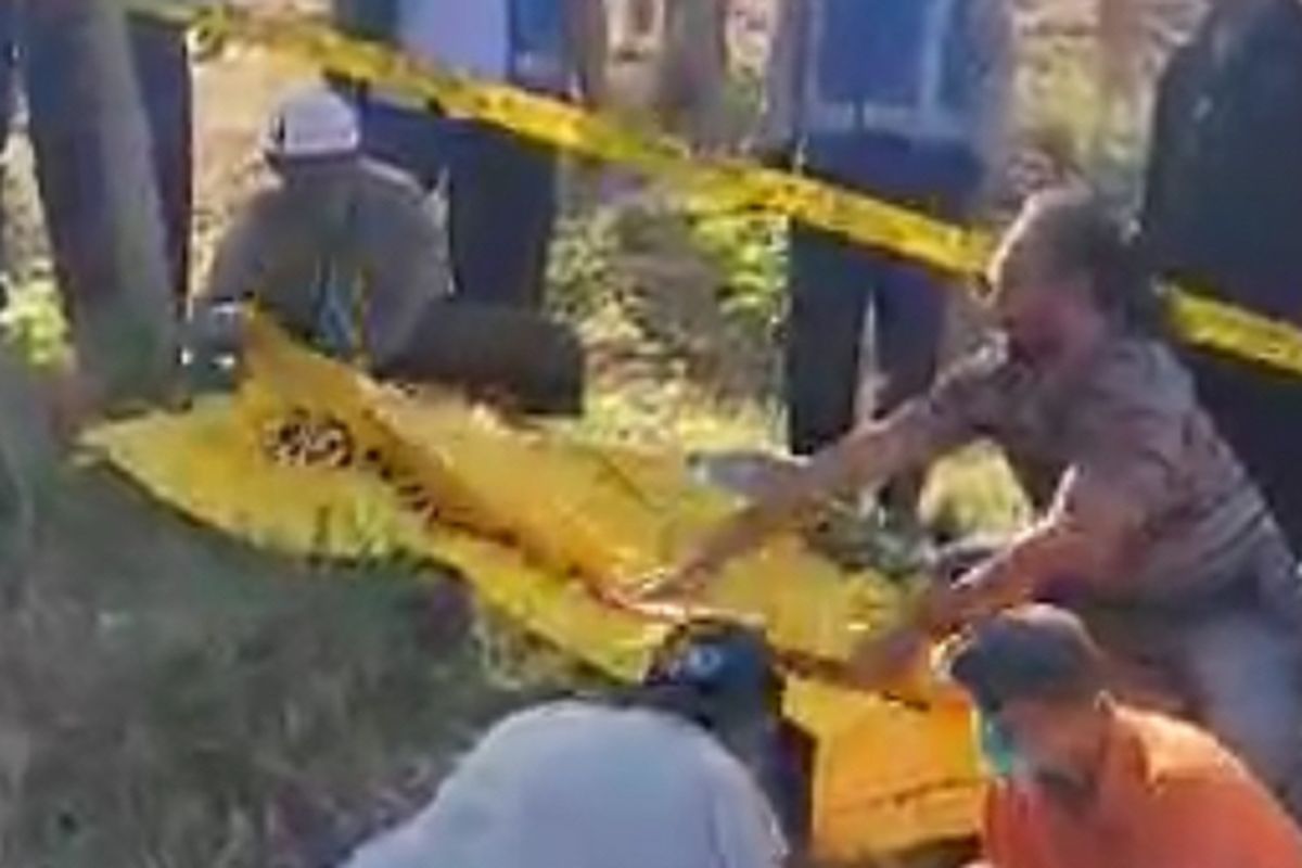 Proses evakuasi kerangka wanita di Sidoarjo, Senin (26/8/2024).