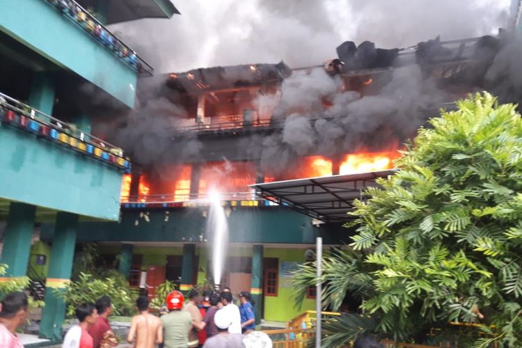 Kebakaran yang melanda asrama putri Pondok Pesantren DDI Jayapura, Selasa (12/2/2019)