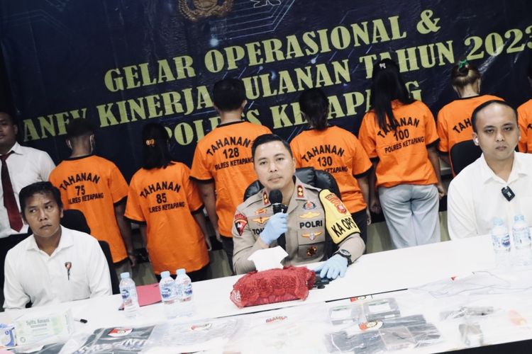 Polisi menetapkan 7 tersangka dalam kasus dugaan tewasnya YS (7), bocah asal Kecamatan Sandai, Kabupaten Ketapang, Kalimantan Barat (Kalbar) di rumah orangtua angkatnya. 