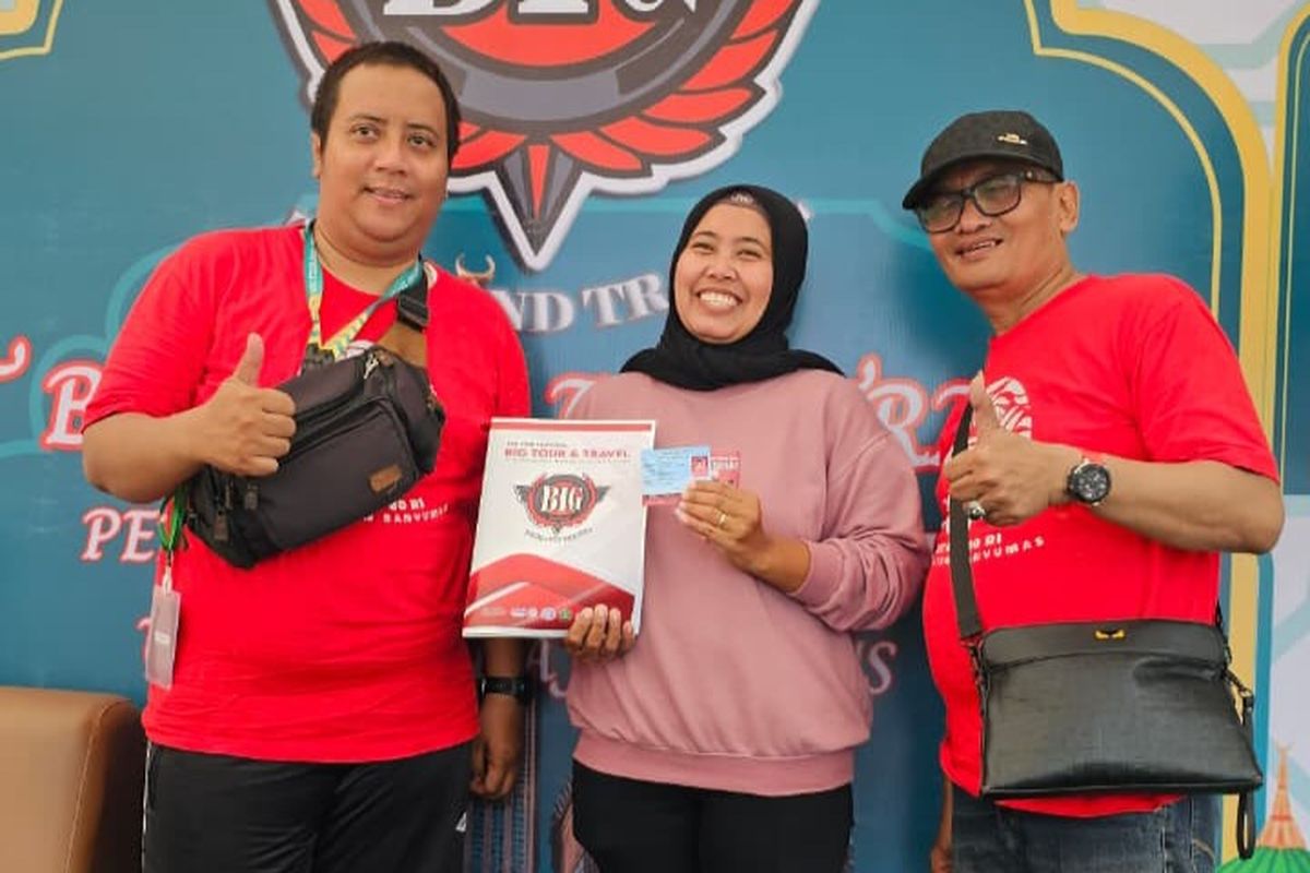 Novianti (tengah) pemenang undian umrah jalan sehat dalam rangka HUT ke-80 RI di Menara Teratai Purwokerto, Kabupaten Banyumas, Jawa Tengah, pada 24 Agustus 2025.