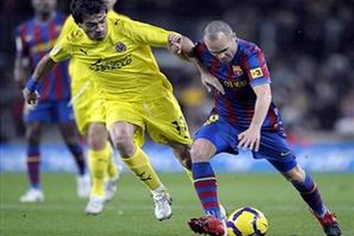 Gelandang Barcelona, Andres Iniesta (kanan).