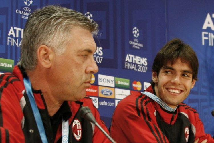 Ricardo Kaka (kanan) dan Carlo Ancelotti menghadiri jumpa pers di Stadion Olimpiade Athena pada malam final Liga Champions 2006-2007 antara AC Milan vs Liverpool. 