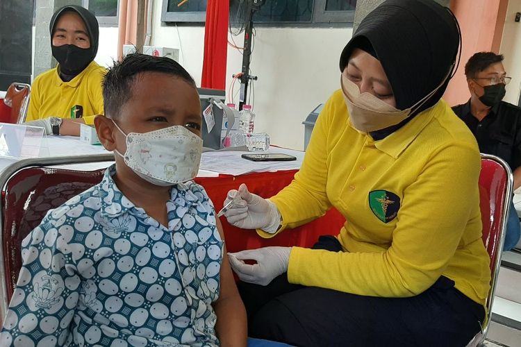 Azam Raya saat disuntik vaksin di RS Bhayangkara, Kamis (16/12/2021)
