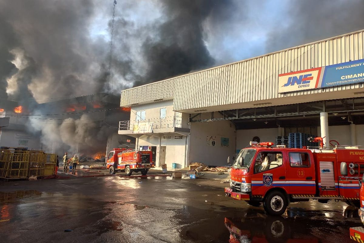 Gudang JNE Express di Jalan Pekapuran, Curug, Cimanggis, Depok  terbakar pada Senin (12/9/2022) pagi.