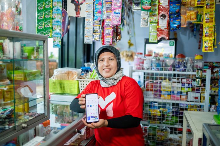 Pemilik warung asal Malang, Liya, berhasil meningkatkan pendapatan hingga 10 kali lipat berkat ikut serta dalam program Mitra Mentorship Bukalapak. 