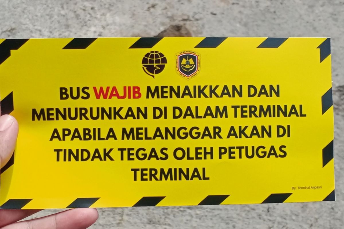 Stiker larangan ngetem bus di luar dekat Terminal Arjosari. 