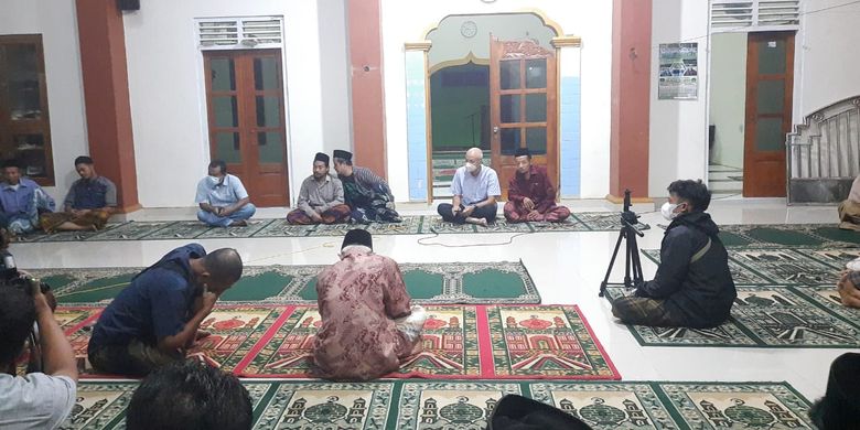 Gubernur Jawa Tengah, Ganjar Pranowo, ketika melakukan dialog dengan warga Desa Wadas, Purworejo, yang mendukung maupun menolak penambangan quarry pada Rabu (9/3/2022) malam.