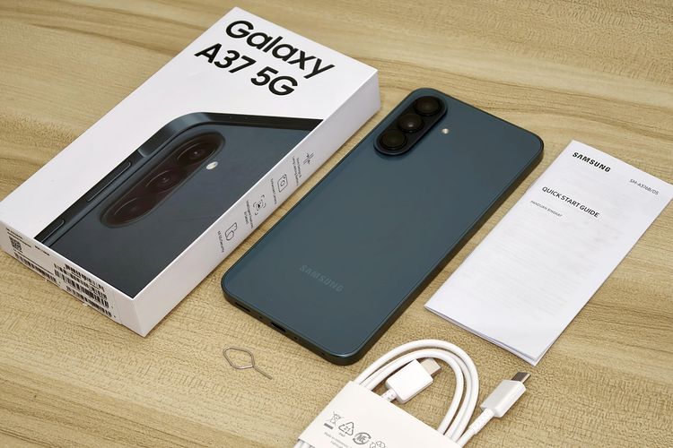 Isi kotak penjualan Samsung Galaxy A37 5G.