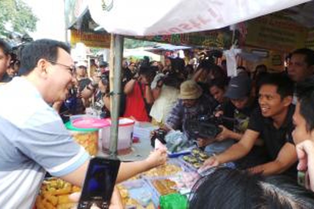 Gubernur DKI Jakarta Basuki Tjahaja Purnama saat melakukan inspeksi mendadak (sidak) makanan takjil, di Pusat Jajanan Bendungan Hilir (Benhil), Jakarta Pusat, Sabtu (27/6/2015). 