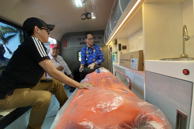 Usai Tinjau Longsor Pasirlangu, Raffi Ahmad Salurkan Tiga Ambulans untuk PMI Jabar