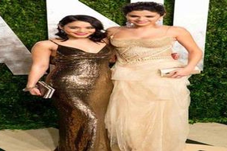 Vanessa Hudgens (Kiri) dan Selena Gomez tiba di acara Vanity Fair Oscar Party, 24 February 2013 di Hollywood, California. 