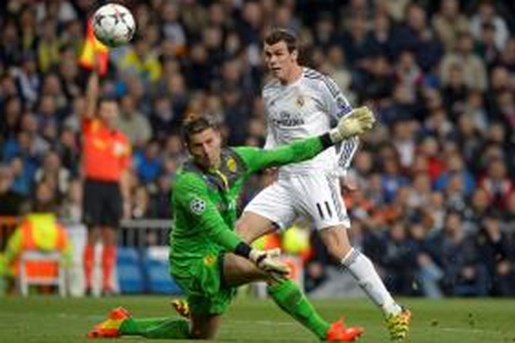 Gelandang Real Madrid, Gareth Bale, saat melepaskan tembakan ke gawang Borussia Dortmund pada leg pertama perempat final Liga Champions di Stadion Santiago Bernabeu, Rabu atau Kamis (3/4/2014) dini hari WIB. 