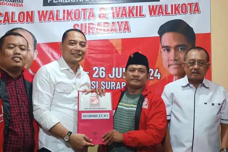 Petahana Pilkada Surabaya Eri - Arnuji serahkan formulir pendaftaran ke kantor PSI Surabaya, Rabu (29/5/2024).