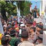 Demo Tanah di Kantor Gubernur Sumut Sempat Ricuh, Massa Lempar Botol ke Polisi