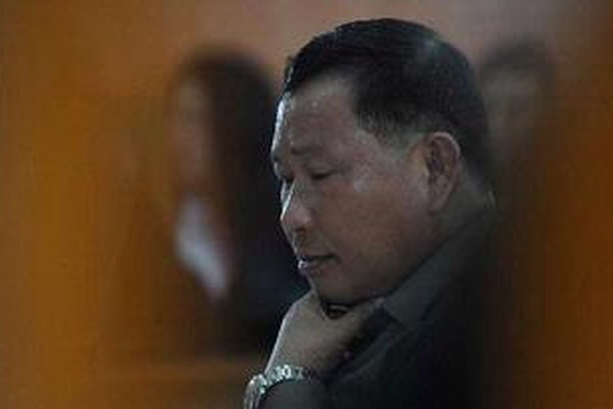 Terdakwa, mantan Kabareskrim Mabes Polri Komisaris Jendral Polisi Susno Duadji, menjalani sidang di Pengadilan Negeri Jakarta Selatan, Senin (14/2/2011). Terdakwa kasus dugaan suap PT Salmah Arowana Lestari senilai Rp 500 juta tersebut dituntut jaksa penuntut umum dengan hukuman selama tujuh tahun penjara disertai denda Rp 500 juta dan subsider enam bulan penjara. 