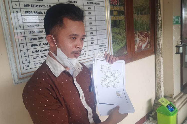 Ubaydillah Rouf alias Obet melaporkan eks Kepala Bank Jateng Blora, Rudatin Pamungkas di Mapolres Blora, Selasa (11/1/2022)