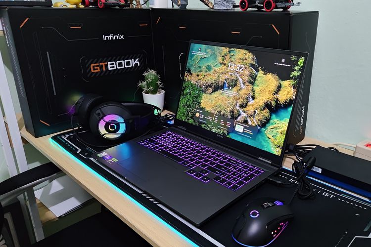 Laptop gaming Infinix GT Book bersama aksesori bonusnya ketika aktif. Laptop gaming ini dibekali dengan layar 
16 inci IPS, rasio16:10 ,100 persen sRGB, tingkat kecerahan 300nits, dan refresh rate 120Hz.