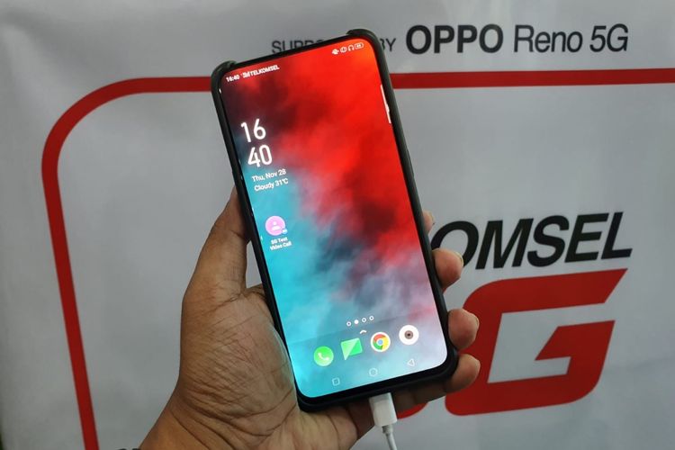 Oppo Reno 5G yang dipamerkan Oppo di Batam, dalam uji coba jaringan 5G Telkomsel, Kamis (29/11/2019).