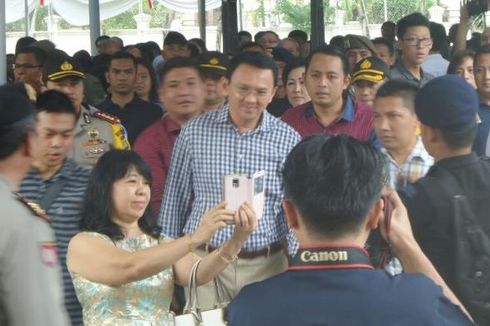 Usai Beribadah, Jemaat GKY Pluit Foto-foto Bersama Ahok